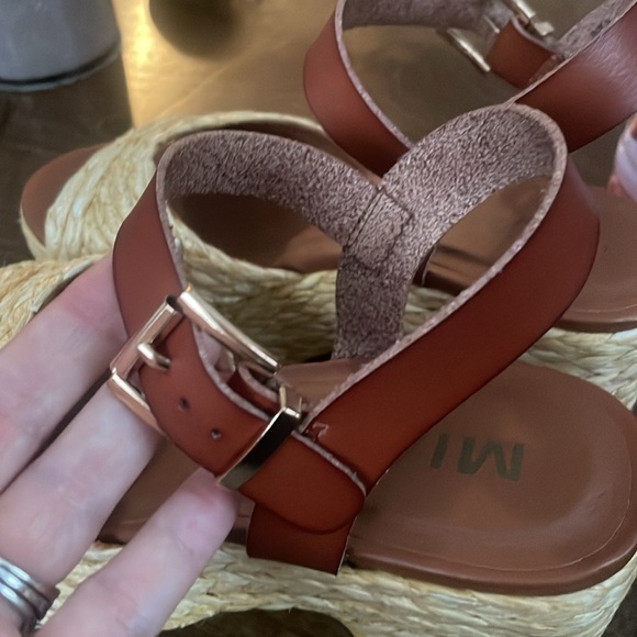 MIA size 8 block chunky heel wicker sandals - Picture 7 of 7